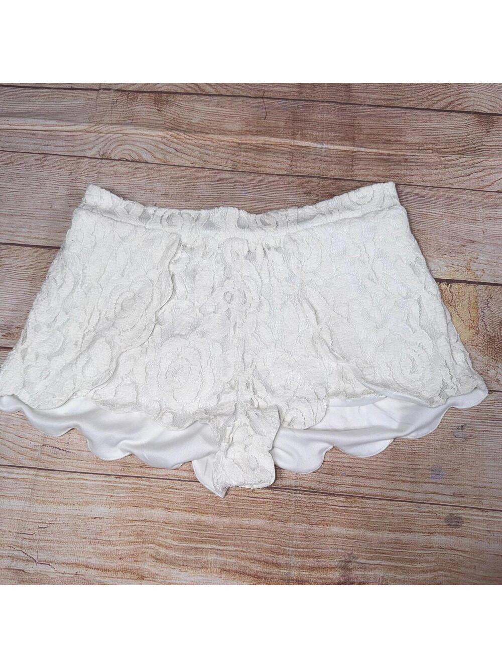 Sans Souci White Lace Overlay Scalloped Hem Shorts Women’s Medium